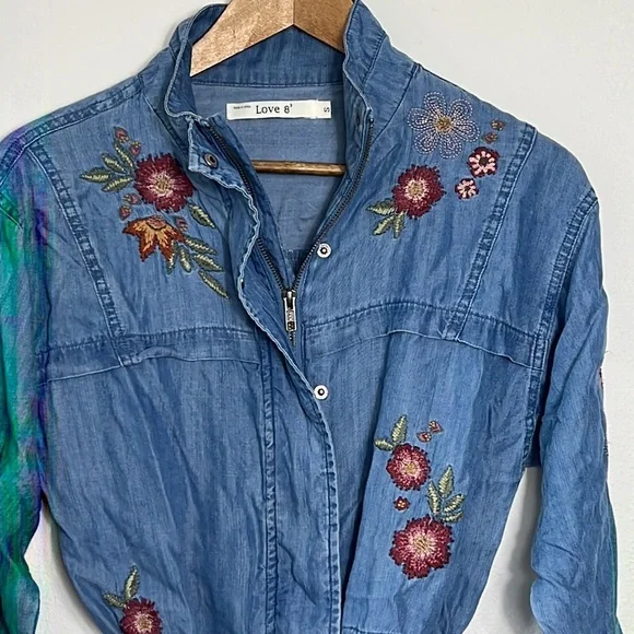 Love 8 Soft Denim Embroidered Boho Top SZ S - Picture 2 of 6